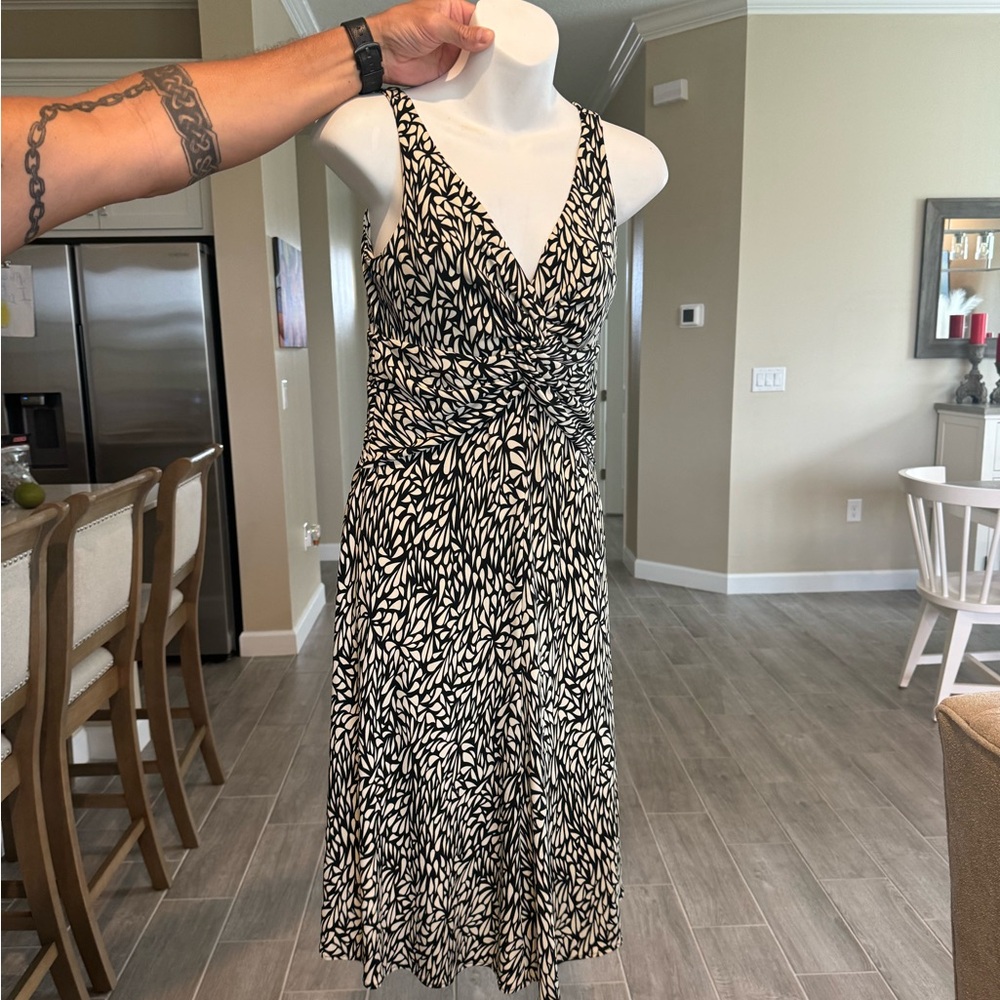 Jones New York Elegant Black and beige Patterned Dress Gathered Front